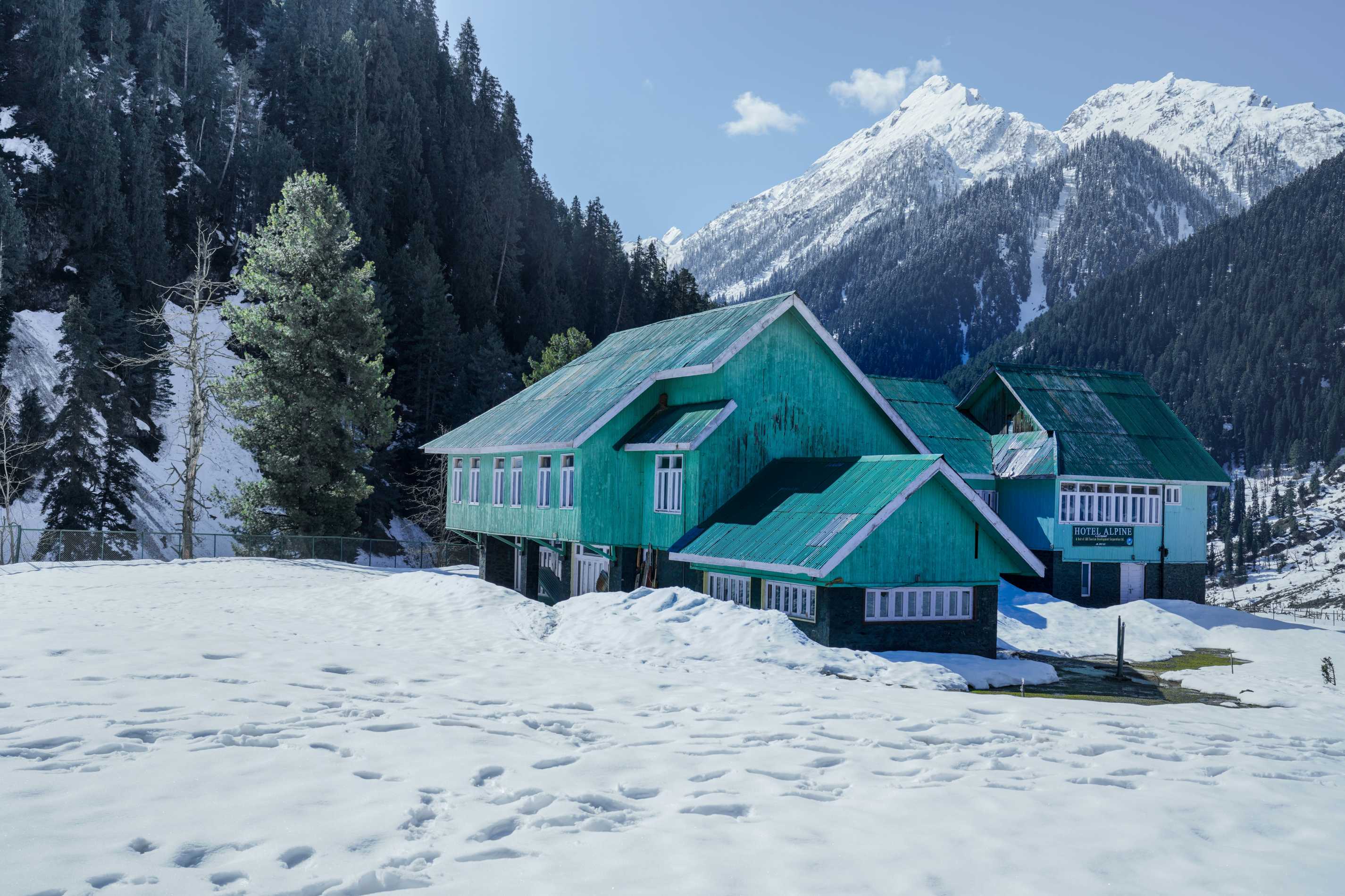 05 Day romantic Kashmir holiday package for honeymooners